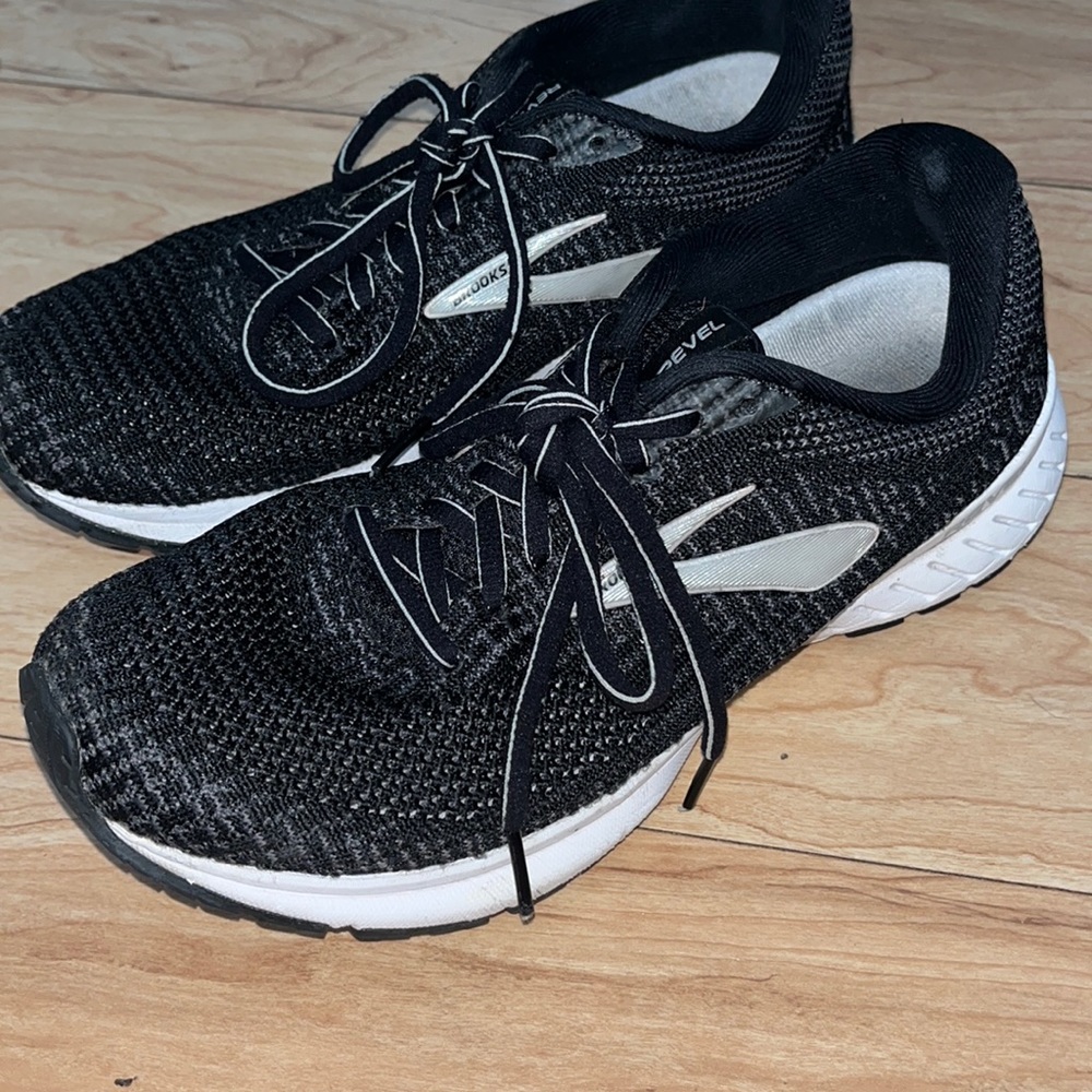 Brooks revel 3 sneakers